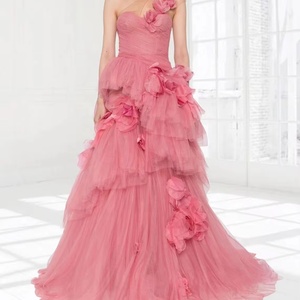 Robe vintage romantique personnalisée en satin rose bébé |   Robe de mariée longue et bouffante avec traîne chapelle, ornée de cristaux et de fleurs, idéale pour les séances photo - Product Image 1