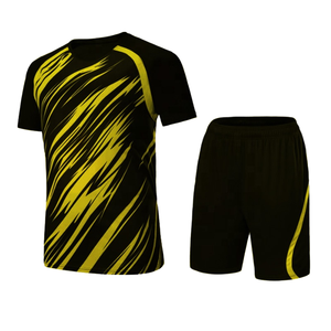 Tenues de football respirantes et légères noires et jaunes tendance 2025 – Maillots de football personnalisés en gros – Ensemble deux pièces short et maillot - Product Image 1