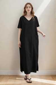 Robe maxi minimaliste en lin noir à col en V avec poches - Product Image 6
