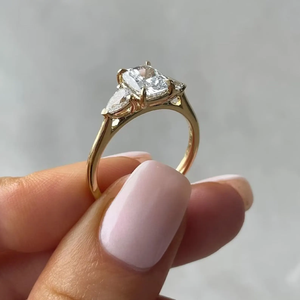 Anillo de Compromiso de Tres Piedras de Moissanita con Corte Ovalado y Piedras Laterales en Forma de Pera, Anillo de Oro de 14K, Anillo de Boda Elegante y Minimalista - Product Image 5