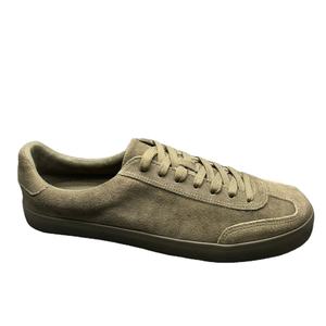 Chaussures vulcanisées pour hommes de haute qualité fabriquées au Vietnam, dessus en cuir fendu, semelle intermédiaire en PU, semelle extérieure en caoutchouc, légères et tendance. - Product Image 1