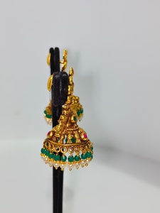 Pendientes Antiguos de Oro Sólido de 22k con Motivo de Lakshmi Hecho a Mano, con Esmeraldas Verdes y Perlas Naturales para Boda - Product Image 3