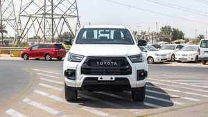 HILUX CONQUEST Double Cab Pickup Turbo Manuel, Conduite à Gauche, Sièges en Cuir, Pneus R21, Caméra Arrière - Bon État d'Occasion - Product Image 4