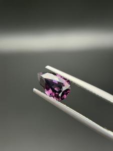 Zehra Gems Bijoux Spinelle Violette Naturelle Coupe Poire 1.77CT 9.7x6.5x4mm Pierre Précieuse Facettée Libre Effet de Couleur/Feu pour la Fabrication de Bijoux - Product Image 1
