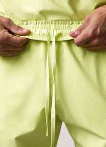 Shorts de sport pour homme en polyester tissé, vert lime uni, séchage rapide, avec poches, taille élastique, longueur mi-cuisse - Product Image 5