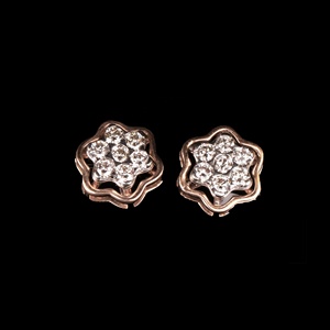 Pendientes de tuerca florales de oro rosa macizo de 14 quilates con diamantes de dos tonos al por mayor Memoria Jewels - Product Image 5