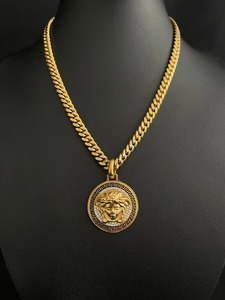 สร้อยคอจี้หัวเมดูซ่าทองคำหรูหราพร้อมโซ่คิวบันลิงค์ - Product Image 2