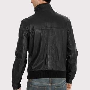 เสื้อแจ็คเก็ตหนังสีดำทรงบอมเบอร์แบบเรียบง่ายสำหรับผู้ชาย - Product Image 2