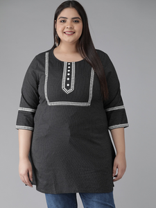 เสื้อคุर्ติผ้าฝ้ายสีดำสำหรับผู้หญิงไซส์ใหญ่ ขายส่ง แบบคันธา คอทรงกลม แขนสามส่วน ทรงเอไลน์ - Product Image 4