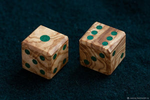 Dés à jouer D20 faits à la main de 55 mm avec cœur liquide personnalisé, thème Dragon et Donjons, pour jeux de société D&D, en bois et résine, durables et étanches - Product Image 3