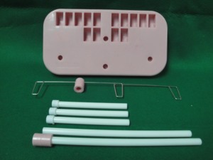 AA0207 Soporte para 3 bobinas de hilo con plástico |   Soporte para Agujas con Base Ovalada y Gancho Metálico para Herramientas de Tejer a Mano - Product Image 6