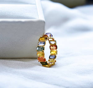Bague éternelle en or 14 carats avec saphirs naturels multicolores taillés en émeraude, sélectionnés à la main par The Mosaic Muse - Product Image 4