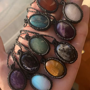 Collier pendentif en macramé fait main avec perle d'eau douce taille émeraude, design papillon tendance, style bohème, réglable, bijou de guérison - Product Image 2