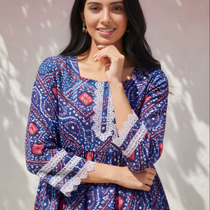 女性用デジタルプリントデルタシルクファンシーチュニック、レギュラー丈、スクエアネック、七分袖、完全縫製、スタイリッシュなウエスタン風トップス - Product Image 1