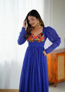 Robe longue de soirée indienne et pakistanaise en georgette bleu roi, brodée de miroirs Kutchi, style Lehenga Choli, pour la vente en gros - Product Image 2