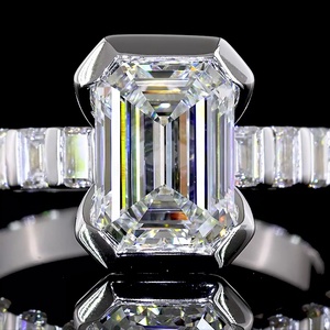 Bague de luxe pour femme en or blanc 14 carats avec diamant de laboratoire taille émeraude de 2 carats certifié IGI UNICORN JEWELS, sertie demi-cerclée - Product Image 3