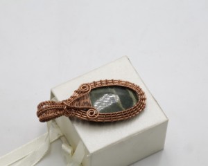 Pendentif ovale en jaspe enveloppé de fil de cuivre |   Pendentif artisanal en pierre précieuse de jaspe naturel |   Bijoux en Cristal de Guérison Taille Unique - Product Image 3