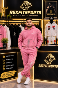 Ensemble survêtement streetwear personnalisé pour homme, rose, avec sweat à capuche zippé et pantalon de jogging assorti, imprimé graphique et clouté, OEM ODM - Product Image 3