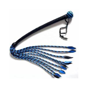 Látigo de cuero PU negro con mango trenzado y colas azules para montar a caballo - Product Image 1