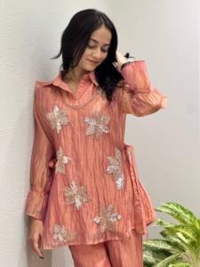 Ensemble haut et palazzo en soie Salsa de qualité supérieure pour femme, avec shrug orné de motifs de créateur, bas assorti et tenue de soirée ethnique moderne - Product Image 1