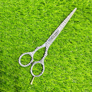 Ciseaux de barbier professionnels en acier inoxydable imprimé, à lames tranchantes, pour la coupe de cheveux en salon, pour un coiffage de précision, durables - Product Image 1