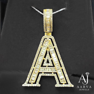 จี้ตัวอักษร AARVA JEWELS ชุบทองคำสีกุหลาบ เงินแท้ 925 ประดับเพชรโมอิสซาไนต์ทรงบาแกตต์ ตัวเรือนแบบกรงเล็บ สไตล์ฮิปฮอป สำหรับทั้งชายและหญิง เหมาะสำหรับงานแต่งงาน - Product Image 1