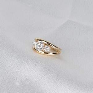 Anillo de tres piedras con diamante redondo cultivado en laboratorio certificado por IGI para mujer, oro sólido de 14K, doble banda, regalo sorpresa nupcial para boda - Product Image 2