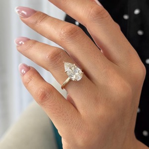 Anillo Solitario de Diamante Cultivado en Laboratorio de 4 Quilates, Corte Pera Alargado, Engaste Bajo, Oro de 18k, 5 Puntas, para Exportación al por Mayor - Product Image 2