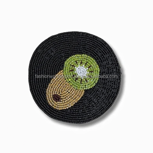 Posavasos de limón con cuentas, diseño de fruta amarilla vibrante sobre Base redonda negra, perfecto para fiestas, decoración temática de cítricos, protección de bebidas - Product Image 5