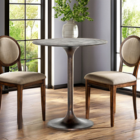 Table de bistro en métal au look royal avec dessus rond au design unique et finition bronze pour meubles de salon et de chambre à coucher