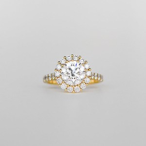 แหวนหมั้นเพชรทรงกลม 1.50 กะรัต ประดับด้วยเพชรรอบด้าน: ทองคำแท้ 14K หรือเงิน รับรองโดย IGI - Product Image 2