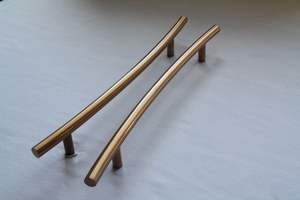 Poignée de luxe artisanale en laiton pour porte en bois, poignée à levier en laiton massif au design moderne et contemporain - Product Image 4