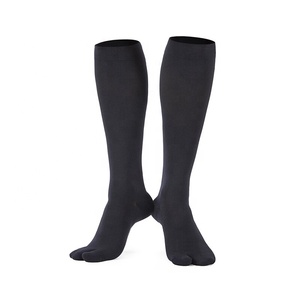 Chaussettes de compression noires montantes en nylon côtelé, respirantes et antibactériennes pour le voyage, la course et la grossesse - Product Image 1