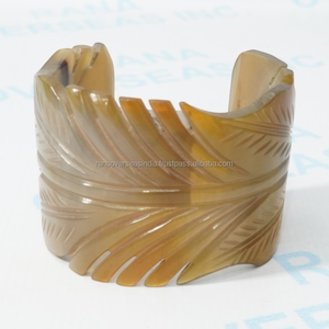 Brazalete de Cuerno Natural Pulido Hecho a Mano, Diseño Abierto, Joyería Étnica Tribal Moderna, Regalo Elegante para Mujer - Product Image 3