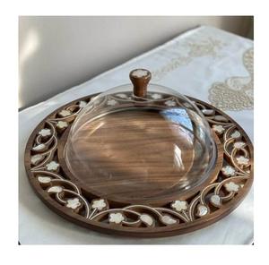 Plateau en bois traditionnel du Moyen-Orient avec incrustations artisanales en coquillage, idéal pour servir des dattes, des bonbons et du thé. - Product Image 1