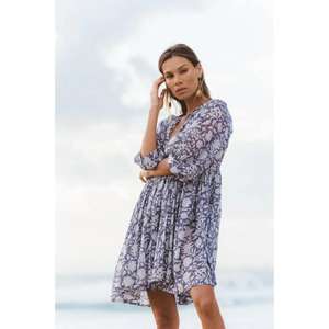 Robe midi confortable faite à la main de style plage naturel moderne, design Signature Kyra, en bleu indigo foncé avec manches classiques - Product Image 3