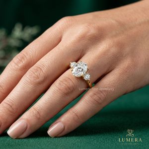 Bague de fiançailles de luxe en or massif pour femme, avec trois pierres ovales en diamant de laboratoire et alliance intemporelle - Product Image 1