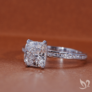 Bague de fiançailles en or blanc 10K avec diamant de laboratoire taille coussin 2 carats, sertie pavé, certifiée IGI - Product Image 2