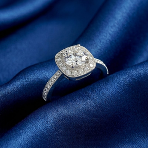 Anillo de Compromiso Solitario de Lujo en Oro Blanco de 14K |   Elegante Anillo de Compromiso con Diamante de Corte Redondo para Mujer, Diseño de Joyería para Boda - Product Image 4