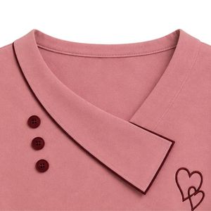 T-shirt asymétrique rose poudré pour femme à manches courtes avec broderie cœur, passepoil contrastant et détails boutonnés – Vente en gros personnalisée décontractée - Product Image 5