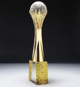 Grand trophée doré orné d'un globe en cristal texturé. Disponible aux prix de gros. - Product Image 1