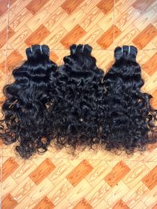 Extensions de cheveux vierges vietnamiennes bouclées de haute qualité, à double trame, avec conception de fil invisible pré-bouclée, pour un effet plume. - Product Image 1