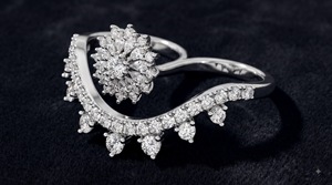 Bague de mariage en or avec diamants en cluster, style couronne, diamant de laboratoire taillé en poire, pierres latérales, sertissage à griffes, personnalisable OEM ODM, luxe, haute joaillerie - Product Image 5