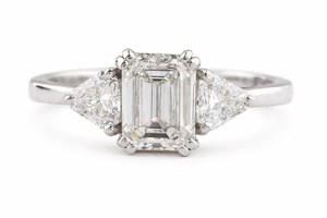 Anillo de compromiso de tres piedras con corte esmeralda, cultivado en laboratorio, con piedra lateral en forma de cabeza de becerro, joyería nupcial de boda con trilogía de diamantes - Product Image 4