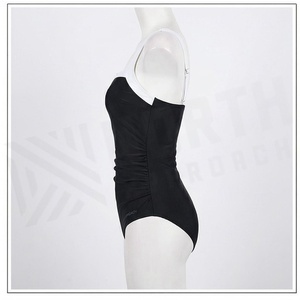 Ensemble de yoga 2 pièces imprimé papillon bleu avec finition dorée, body à col en V profond et jupe portefeuille longueur genou - Product Image 3
