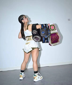 Ensemble d'uniformes de boxe personnalisés pour femmes - Soutien-gorge de sport blanc et doré, short style jupe, option devant ouvert, séchage rapide, respirant, MMA Muay Thai - Product Image 4