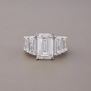 Bague en diamant taille émeraude de conception haut de gamme, diamant créé en laboratoire, or blanc, bijoux fins en diamant pour femmes, provenant d'Inde - Product Image 1
