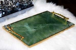 Bandeja de Servir de Resina con Geoda Verde Esmeralda y Asas Doradas, Bandeja Decorativa de Epoxi Hecha a Mano - Product Image 3