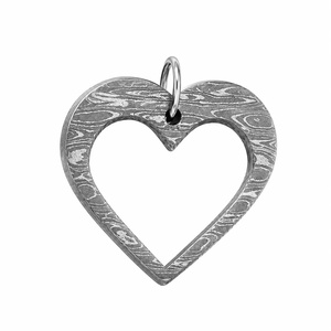Collar con Colgante de Corazón de Acero de Damasco Hecho a Mano con Diseño Texturizado Recortado, Regalo para el Día de San Valentín - Product Image 2