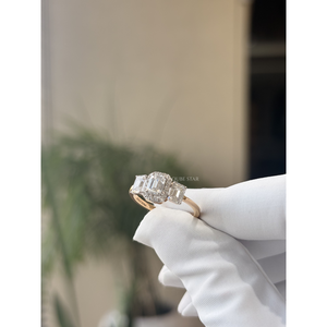 Anillo Solitario Premium de 1.35 Ct con Corte Esmeralda, Cultivado en Laboratorio, Diseño Bypass en Oro, Engaste de Garras, Joyería de Compromiso y Boda, Regalo para Mujer - Product Image 4